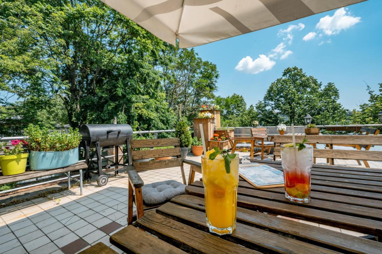 아일랜드 호스텔 부다페스트 외부 사진 The terrace of the restaurant