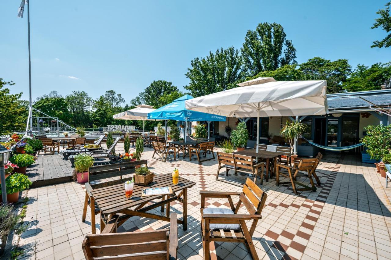 아일랜드 호스텔 부다페스트 외부 사진 The terrace of the restaurant