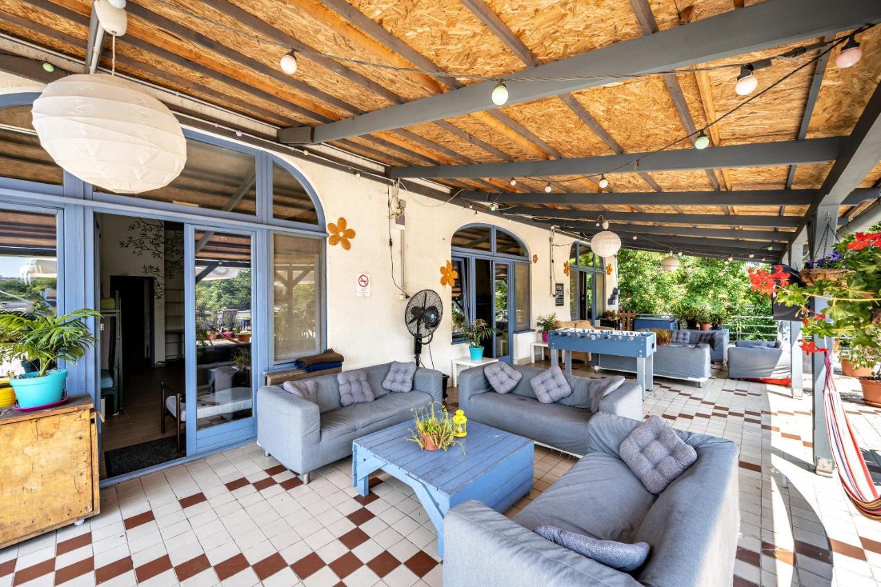 아일랜드 호스텔 부다페스트 외부 사진 The veranda of the villa