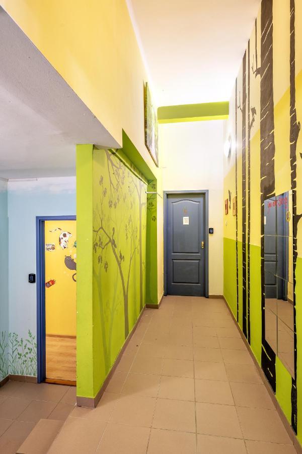 아일랜드 호스텔 부다페스트 외부 사진 A corridor in a hostel