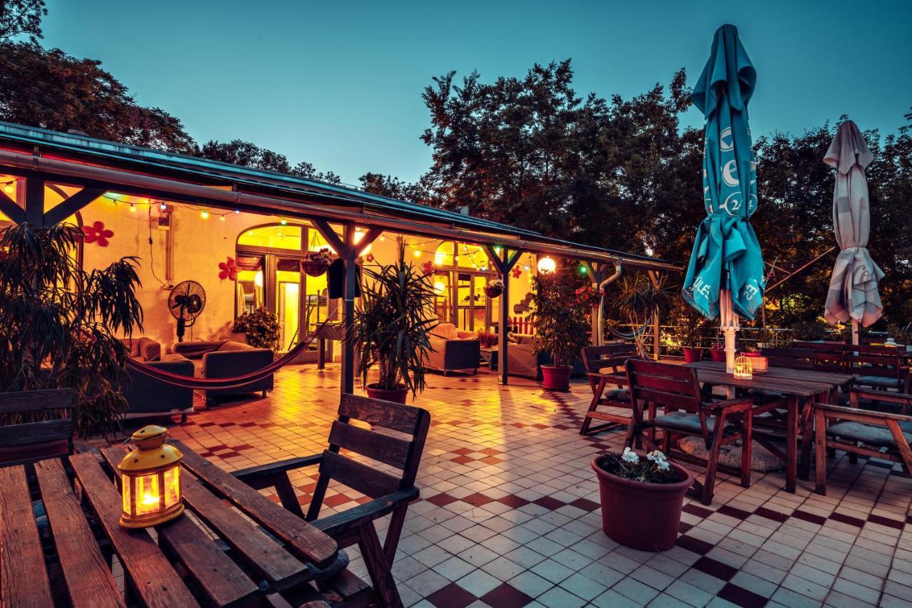 아일랜드 호스텔 부다페스트 외부 사진 The restaurant at the hotel