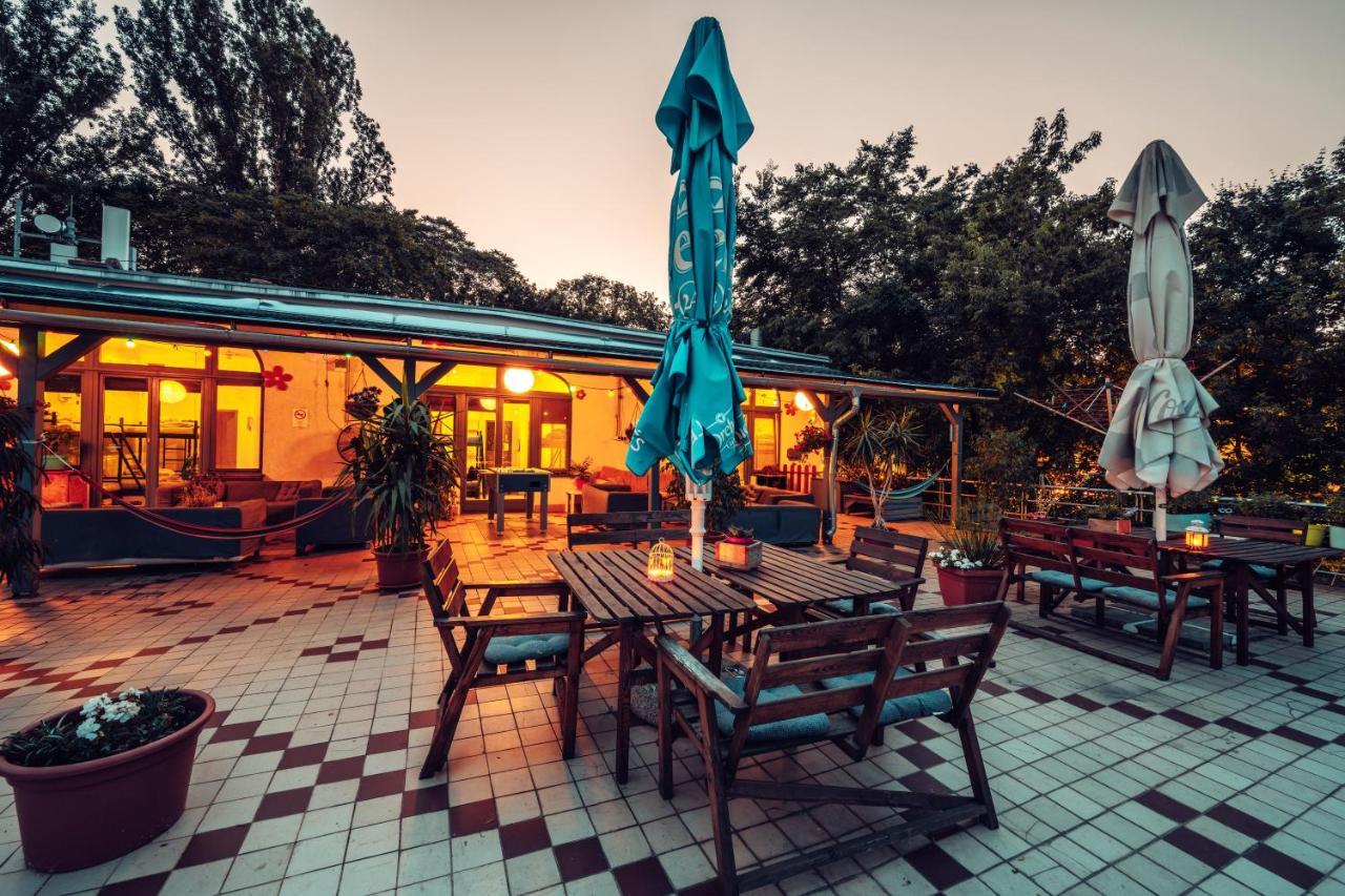 아일랜드 호스텔 부다페스트 외부 사진 The restaurant at the center