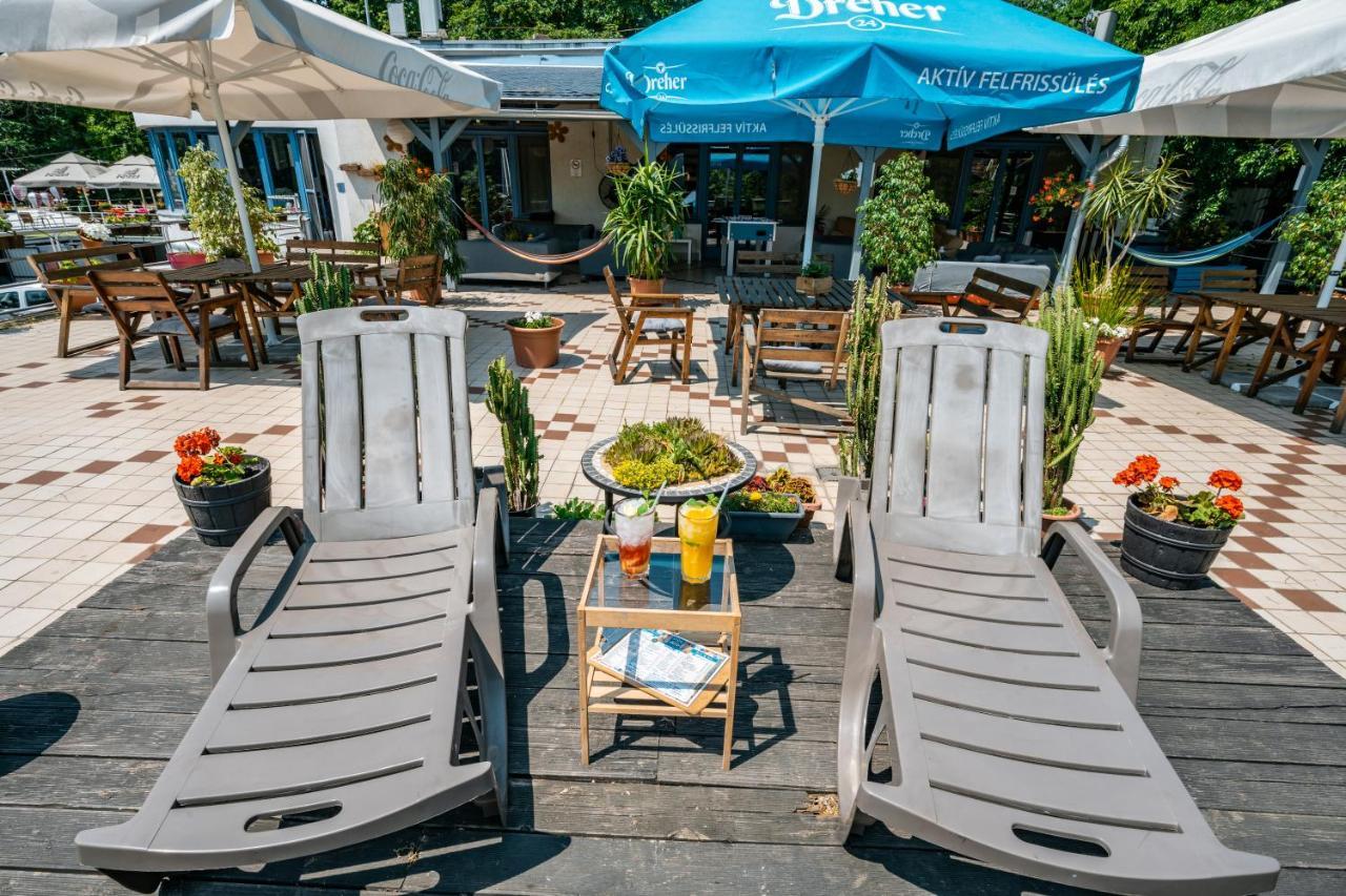 아일랜드 호스텔 부다페스트 외부 사진 The terrace of the hotel