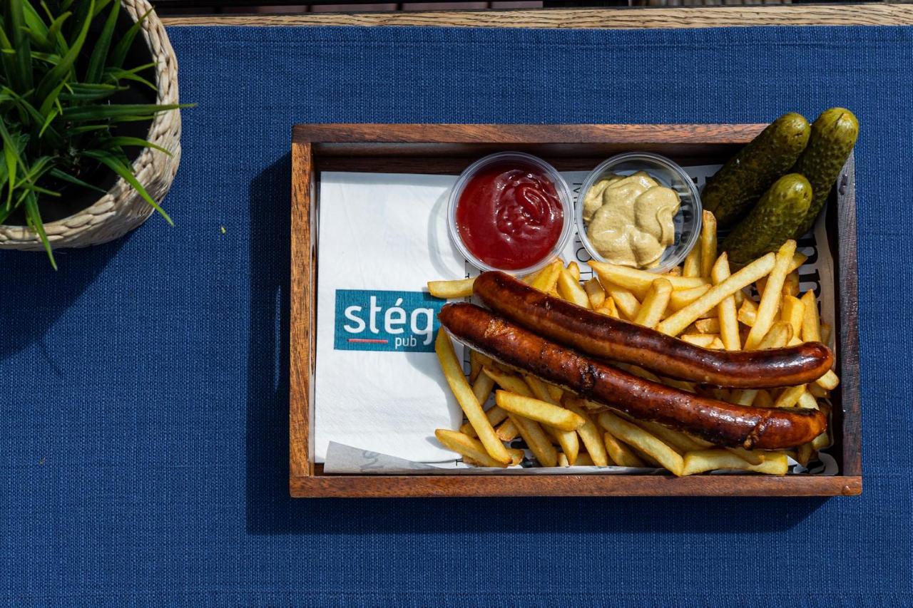 아일랜드 호스텔 부다페스트 외부 사진 Bratwurst with chips and pickled cucumbers