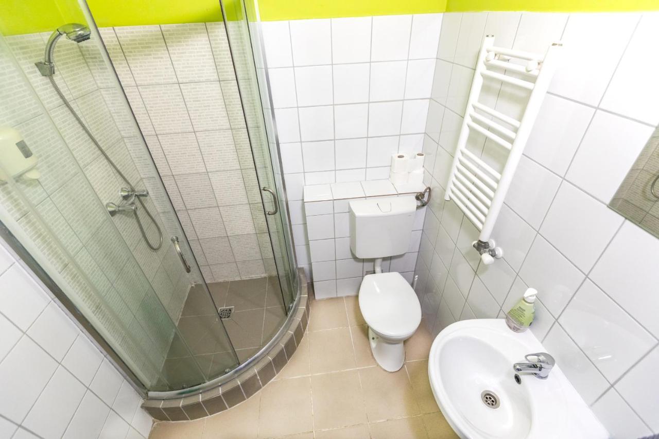 아일랜드 호스텔 부다페스트 외부 사진 A shower cubicle